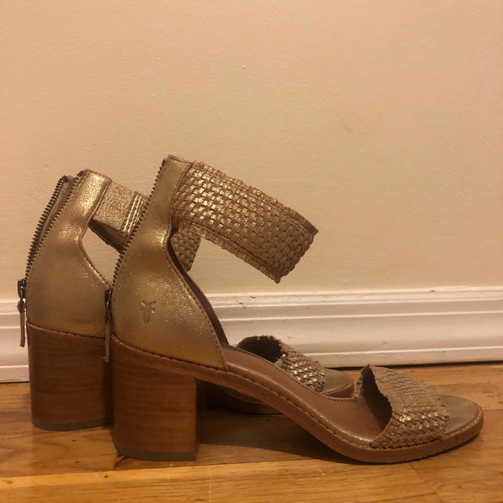 FRYE | brielle back zip gold sandals